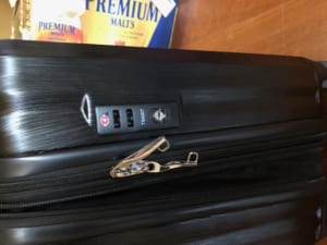 鍵が開いたスーツケース