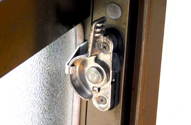 クレセント錠 窓の外から鍵を開けられるかも 絶対にするべき窓サッシやガラスの防犯対策について専門家が解説 鍵開け 鍵交換 Key110