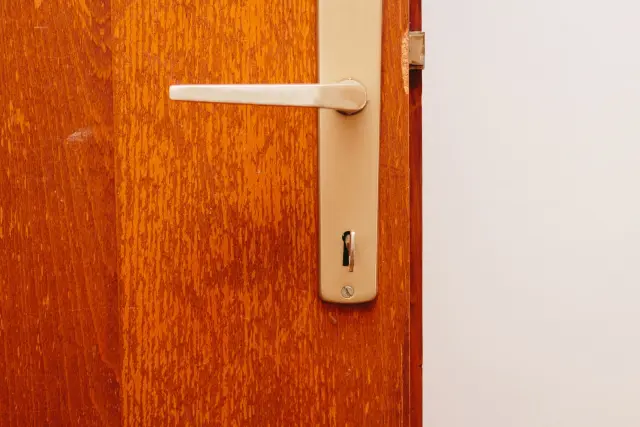 引き戸の鍵を穴あけ不要で簡単後付け 玄関や部屋 室内 の補助錠取り付け方法を解説 鍵開け 鍵交換 Key110