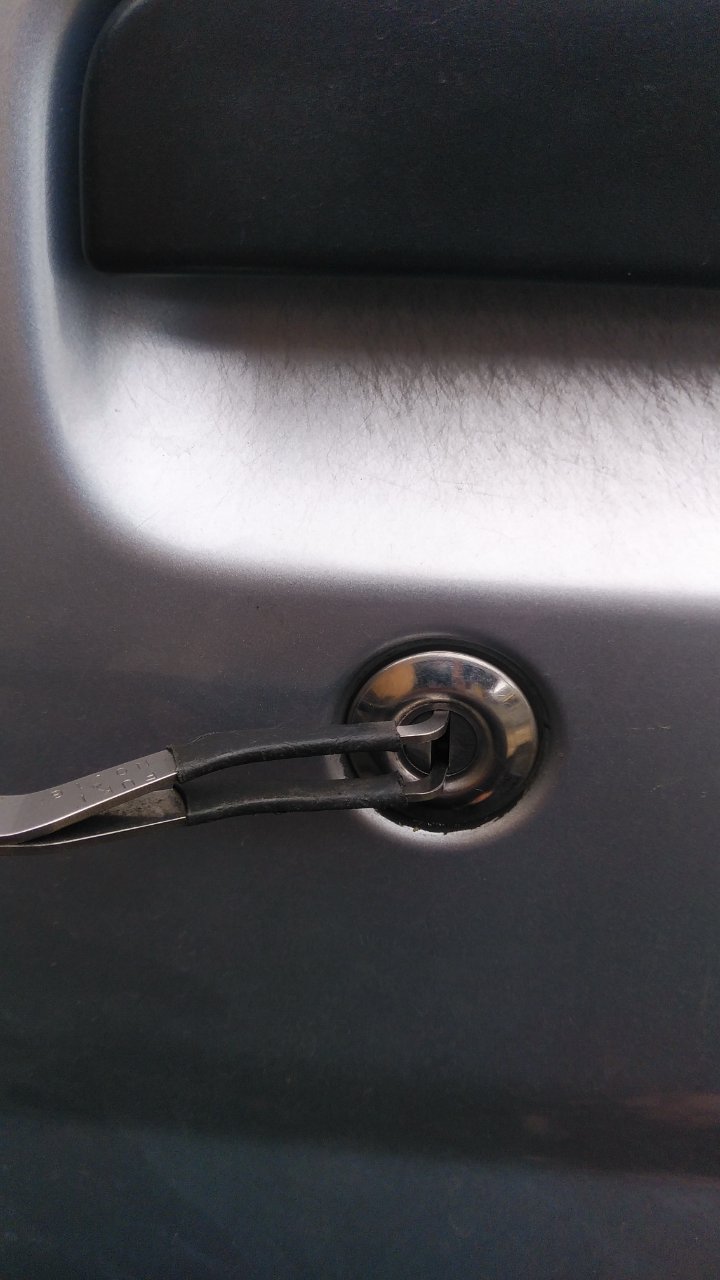 大阪市で車のインロックの開錠をしました 鍵開け 鍵交換 Key110