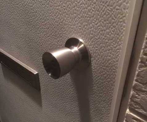 玄関用の補助錠を付けられるかぶせ扉って?