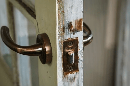 ドアが引っかかる 開かない原因から対処法まで詳しく解説します 鍵開け 鍵交換 Key110