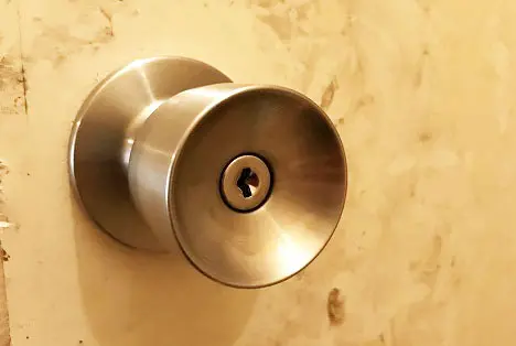 ドアノブを鍵付きに交換する 鍵なしから変える方法と注意点まで解説 鍵開け 鍵交換 Key110