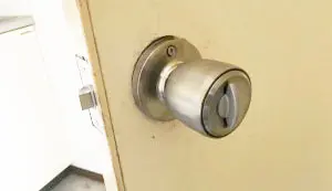 ドアノブを鍵付きに交換する 鍵なしから変える方法と注意点まで解説 鍵開け 鍵交換 Key110