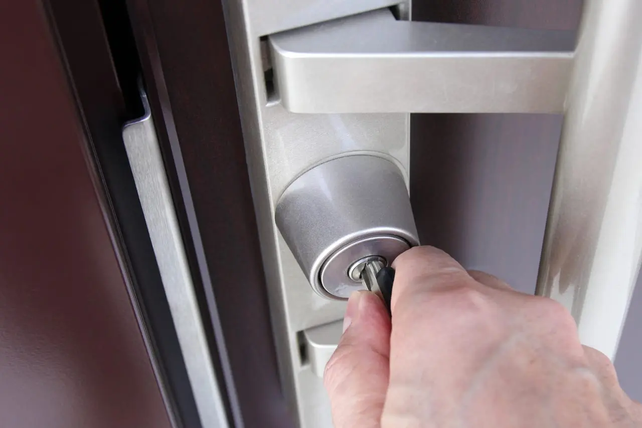 玄関ドアの鍵が閉まりにくい トラブルが起こりやすい原因と対処法を解説 鍵開け 鍵交換 Key110